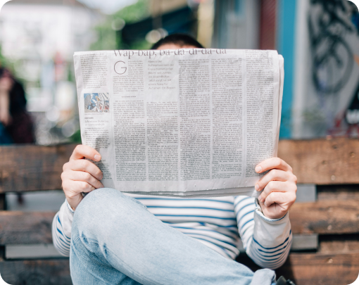 Pessoa a ler o jornal